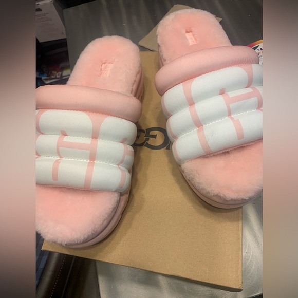 Ugg pink fuzzy platform shoe size 8 - Picture 2 of 2